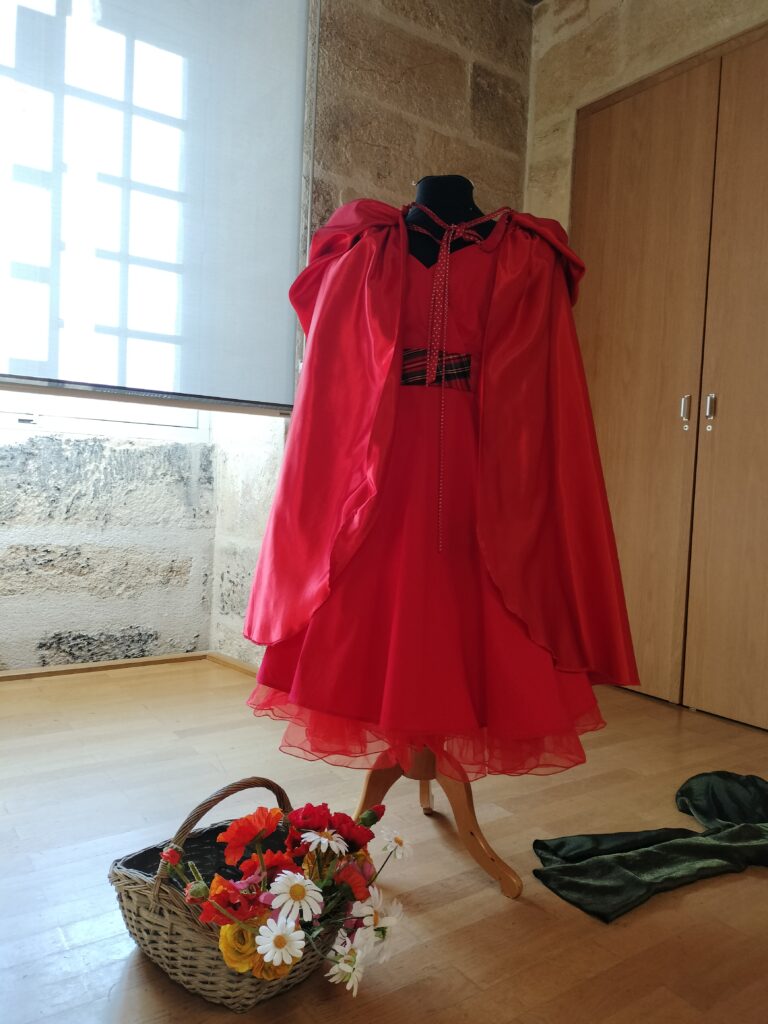 Danse - costumes - contes - ateliers - performance - moulins -